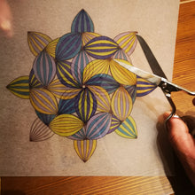 Cargar imagen en el visor de la galería, mandala hecho en papel encogible transparente