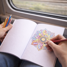 Cargar imagen en el visor de la galería, Cuaderno de mandalas para colorear A5 – Donde la mente descansa (16 diseños antiestrés)