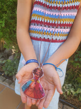 Cargar imagen en el visor de la galería, colgante hecho con papel magico encogible