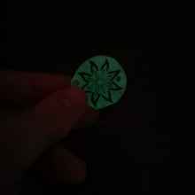 Cargar imagen en el visor de la galería, llavero en forma circular con dibujo de mandala hecho con papel magico brillante