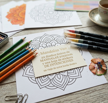 Cargar imagen en el visor de la galería, Mandalas para colorear, pegatinas de intención y lápices incluidos.
