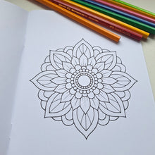 Cargar imagen en el visor de la galería, Set Creativo de Mandalas con Lápices – cuaderno "Donde la mente descansa" a5
